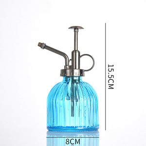 Annaffiatoio in Vetro Creativo Stile Europeo con Strisce Verticali Colorate e Pompa per Innaffiare Piante e Disinfezione - Product Image 3
