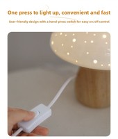 Lampe de table moderne minimaliste en bois massif en forme de champignon, trois couleurs, variateur d'intensité, télécommande, abat-jour blanc - Décoration de chevet pour chambre à coucher