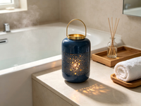 Lanterne florale creuse en métal bleu, porte-bougie décoratif à bord doré, lanterne de table en fer aspect céramique pour la décoration intérieure