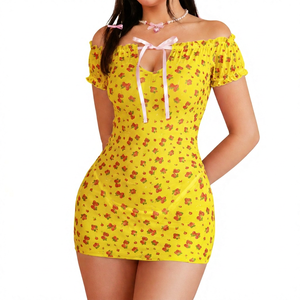 Robe de lingerie pour femme à imprimé fraises violettes, épaules dénudées, avec volants et détail nœud - Product Image 5