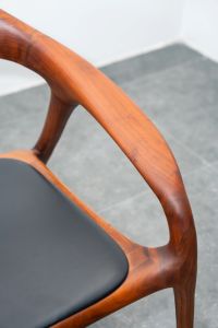 Fauteuil d'appoint en bois de noyer massif de qualité supérieure avec accoudoirs ergonomiques incurvés, finition à grain ouvert naturel pour salon, hôtel PISANO - Product Image 1