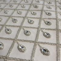 Tissu en tulle de luxe à motif quadrillé imprimé pierre, dentelle en maille perlée de cristaux en forme de goutte pour robe de mariée et de soirée