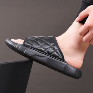 Nouvelles pantoufles en gros pour hommes, tongs d'été tendance en cuir de vachette pour la plage - Product Image 1