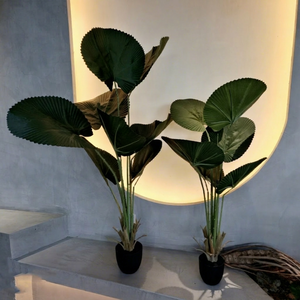 Plantes artificielles en feuilles de palmier tropicales dans des pots noirs pour la décoration moderne de la maison, à placer au sol, verdure réaliste en plastique - Product Image 1