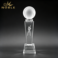 Trofeo de Softbol Noble Crystal con Bola Esmerilada, Silueta de Jugador Grabada en la Parte Superior, Logotipo Personalizado para Competencia de Softbol