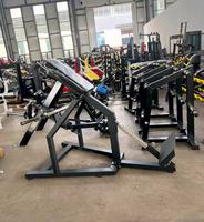 Machine à ramer inclinée de qualité commerciale, machine à ramer avec barre et plaques de poids, adaptée à l'entraînement de musculation.