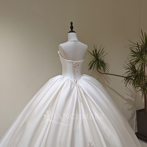 LY106 Magnifique robe de mariée longue en satin sans bretelles, ornée de paillettes, de volants, de dentelle et de fleurs en cristal pour femmes - Product Image 4