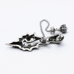 Yunnique – boucles d'oreilles punk rock en acier titane, design crâne à pointes, bijoux de fête noir et blanc - Product Image 1