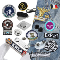 Pin de solapa magnético personalizado, logotipo de la marca con letras 3D, insignia de esmalte suave de hierro chapado en oro y plata, alfileres magnéticos, regalo al por mayor