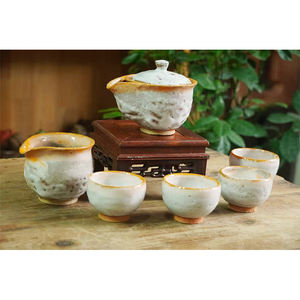 Table basse artisanale de style Wabi-sabi résistante aux hautes températures avec tasses à thé en céramique en forme de grenouille (ensemble de 6 pièces) - Product Image 1