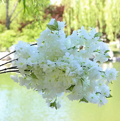 Vente en gros de tiges de fleurs de cerisier artificielles avec 4 branches de fleurs de cerisier blanc Sakura