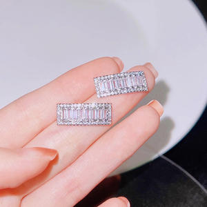 Orecchini a lobo Tiffany & Co. con diamanti, in oro bianco, taglio baguette, incastonatura a canale, gioielli di lusso da donna per matrimonio - Product Image 5