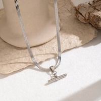 Nouveau collier tendance étanche en acier inoxydable plaqué or 18 carats avec chaîne serpent et pendentif barre en T pour femme