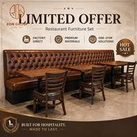 Meubles de bar et de restaurant sur mesure, fabrication directe Ron Group, banquette capitonnée à dossier haut, table carrée en bois et ensemble de chaises.
