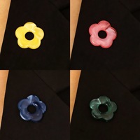 Broche multifonctionnelle en acrylique coloré en forme de fleur, épinglette ajourée décorative pour accessoires de costume, fixation pour lunettes, foulards et corsages