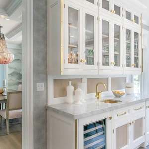 Gabinetes de Cocina Modernos Estilo Shaker con Isla de Madera y Puertas de Vidrio - Product Image 2