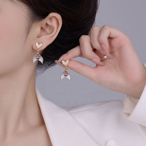 ต่างหูแฟชั่นใหม่สำหรับผู้หญิง ดีไซน์เฉพาะตัว ประดับเพชรซิรคอน รูปหางปลา หรูหราเบาๆ และใช้งานได้หลากหลาย เพื่อสไตล์ที่เป็นเอกลักษณ์ - Product Image 2