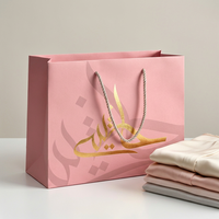 Sacs en papier de luxe réutilisables avec logo personnalisé, vente en gros, emballage rose, sacs cadeaux, sacs en carton avec poignées pour vêtements