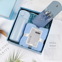 Ensemble cadeau lifestyle avec logo personnalisé, comprenant un serviette de visage douce, un gobelet de voyage, un kit de manucure et des accessoires portables, plusieurs combinaisons possibles