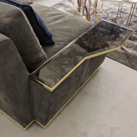 Table rembourrée en velours matelassé style Chanel, avec base à bande dorée, accoudoirs en marbre intégrés et coussins contrastants bleu marine, pour villa