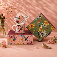Ensemble de tasses à café en céramique rose avec assiettes, théière et cuillère, idéal pour les cadeaux d'affaires