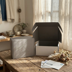 Boîtes d'expédition noires personnalisées, boîtes <span class=keywords><strong>en</strong></span> <span class=keywords><strong>papier</strong></span> recyclables, boîtes pliantes <span class=keywords><strong>en</strong></span> carton ondulé pour l'emballage de vêtements avec logo, boîtes noires - Product Image 5