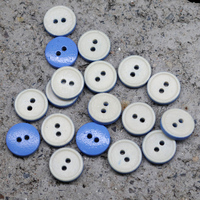Pasokan pabrik dalam stok 10mm bulat datar 2 lubang putih anggur merah biru laut asli tombol tulang sapi untuk kemeja Polo kancing logo kustom