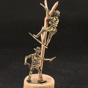 Adorno Creativo de Latón con Escena de Duelo de Vaqueros del Oeste, Pequeño Juguete Coleccionable para Mesa o Regalo - Product Image 3
