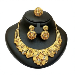 Gargantilla de joyería chapada en oro de 24 quilates con diseño vintage pintado a color. - Product Image 1