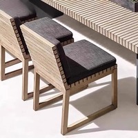 Ensemble table et chaises de salle à manger d'extérieur en teck massif série Caicos, style moderne et minimaliste, avec plateau en bois à lattes, pour patio et villa