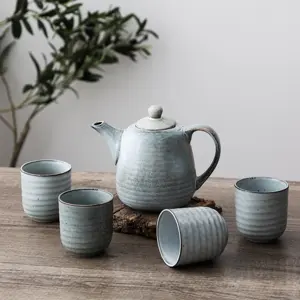 กาน้ำชาเซรามิกสีเทาเคลือบพร้อมถ้วยสี่ใบสไตล์วินเทจพื้นผิวลายทางขนาด750มล. สำหรับร้านอาหารใช้ในบ้าน