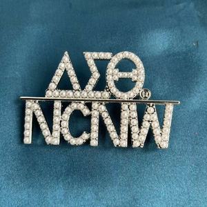 Custom Griekse Letter Delta Sigma Badge Studentenvereniging Broederschap Ncnw Pin Metalen Accessoires Dames Logo Broches Parel Broche - Product Image 3