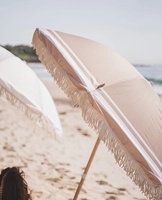Parasol de plage extérieur moderne de luxe portable avec pompons, logo personnalisé, design gratuit, 8 pieds, en pongee 190T, manuel, droit, pour voyage