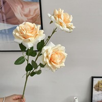 Großhandel Seiden-Kunstblumen 3-Köpfige Rosen Benutzerdefinierte Farbe Rot Weiß Samt-Rosenstrauß für Hochzeit Weihnachten Event-Dekoration