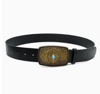 Ceinture classique en cuir noir lisse avec boucle à ardillon en alliage, incrustation turquoise vintage et détails en argent antique. Longueurs 92-112 cm Rétro
