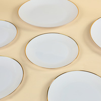 Assiettes rondes jetables en plastique PS rigide, élégantes, blanches unies avec une seule ligne dorée, assiettes de service de luxe pour mariage, fête, banquet
