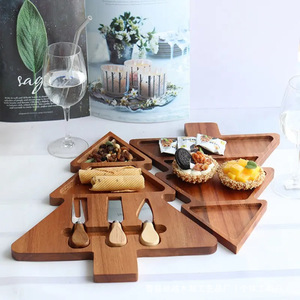 Tabla de cortar de madera con forma de árbol de Navidad, tabla de queso de madera maciza con juego de cuchillo y tenedor para servir postres y embutidos. - Product Image 1