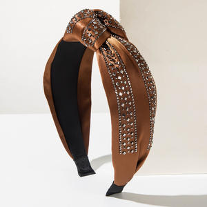 Diadema Ancha de Satén Estilo Barroco con Diseño Retro Anudado y Detalles de Pedrería - Product Image 3