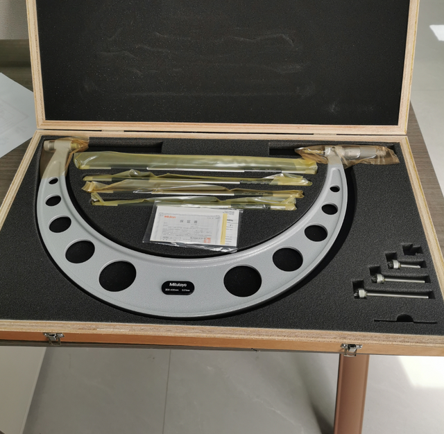 104-142A Micrometer, 300-400 Range 0.01mm Resolution
