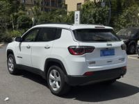 Подержанный Jeep Compass 200T 2018 года, комплектация Home Enjoy Edition, компактный внедорожник, левый руль, темный салон, шины R17