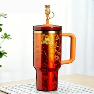 Thermos Tumbler Stanley <span class=keywords><strong>Karol</strong></span> G 40oz in Acciaio Inossidabile Stile Camelia con Isolamento Sottovuoto, Isolamento Termico 24h, Coperchio Incluso - Product Image 1