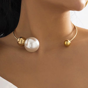 Vente en gros personnalisé <span class=keywords><strong>collier</strong></span> cercle en métal simple asymétrique simulation perle argent or <span class=keywords><strong>collier</strong></span> de perles rondes cadeaux <span class=keywords><strong>pour</strong></span> les femmes - Product Image 1