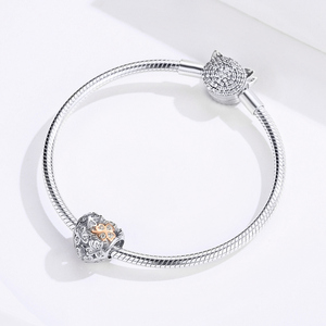 Charme en forme de cœur avec trèfle à quatre feuilles en or rose et pierres de zircon, cadeau romantique pour homme et femme - Product Image 2