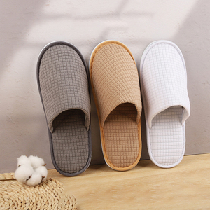 공장 핫 세일 흰색 슬리퍼 사용자 정의 로고 자수 로고 폐쇄 발가락 와플 일회용 호텔 슬리퍼 - Product Image 3