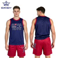 Ensemble d'entraînement de cheerleading personnalisé sublimé bleu marine et rouge avec soutien-gorge de sport dos nageur orné de strass et short de compression pour l'entraînement des équipes de cheerleading
