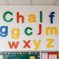 Lettres en PVC personnalisées pour la décoration de salles de classe scolaires
