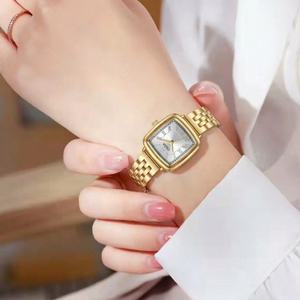Montre carrée dorée rétro CILOA pour femmes, montre à quartz étanche personnalisable de haute beauté, cadeau de luxe léger - Product Image 3