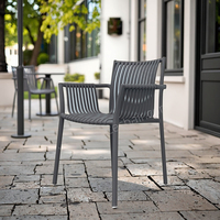 Vente en gros de chaises d'accoudoir de salle à manger contemporaines de haute qualité modernes en plastique rotin loisirs de plein air pour hôtels salons parcs