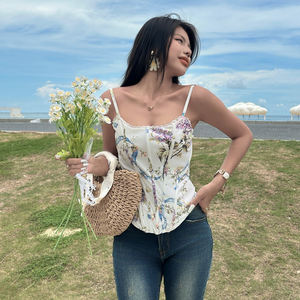 Camisole à bretelles fines à imprimé floral pour femme, coupe ajustée, légère, pour la plage et les vacances d'été - Product Image 3