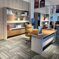 Ensemble de bureau de direction moderne et luxueux avec armoire murale LED, pieds sculpturaux inclinés et chaise pour suite de bureau complète de PDG